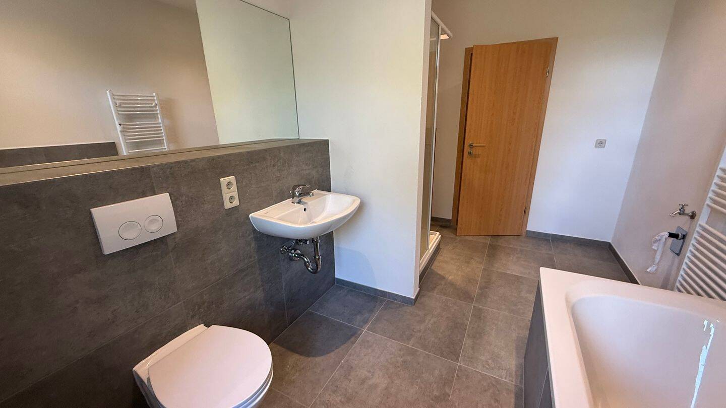 1. OG / Modernes Laminat / Bad mit Wanne+Dusche+Fenster / Balkon u.v.m.