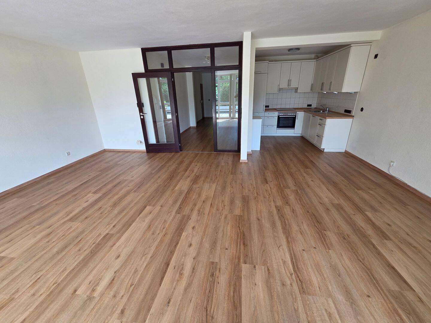 3 Zi. Wohnung mit großem Balkon, EBK, neuer Bodenbelag, G-WC, Tiefgarage – Bremen – Vorschaubild 4