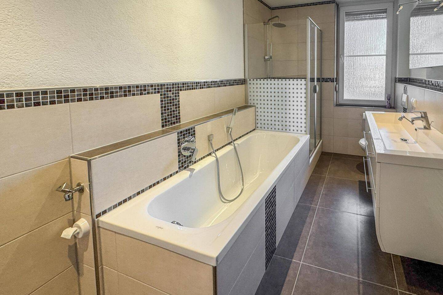 Bezugsfreie 4-Zimmer-Wohnung mit Balkon und zwei Bädern im Herzen von Fürth – Fürth – Vorschaubild 9
