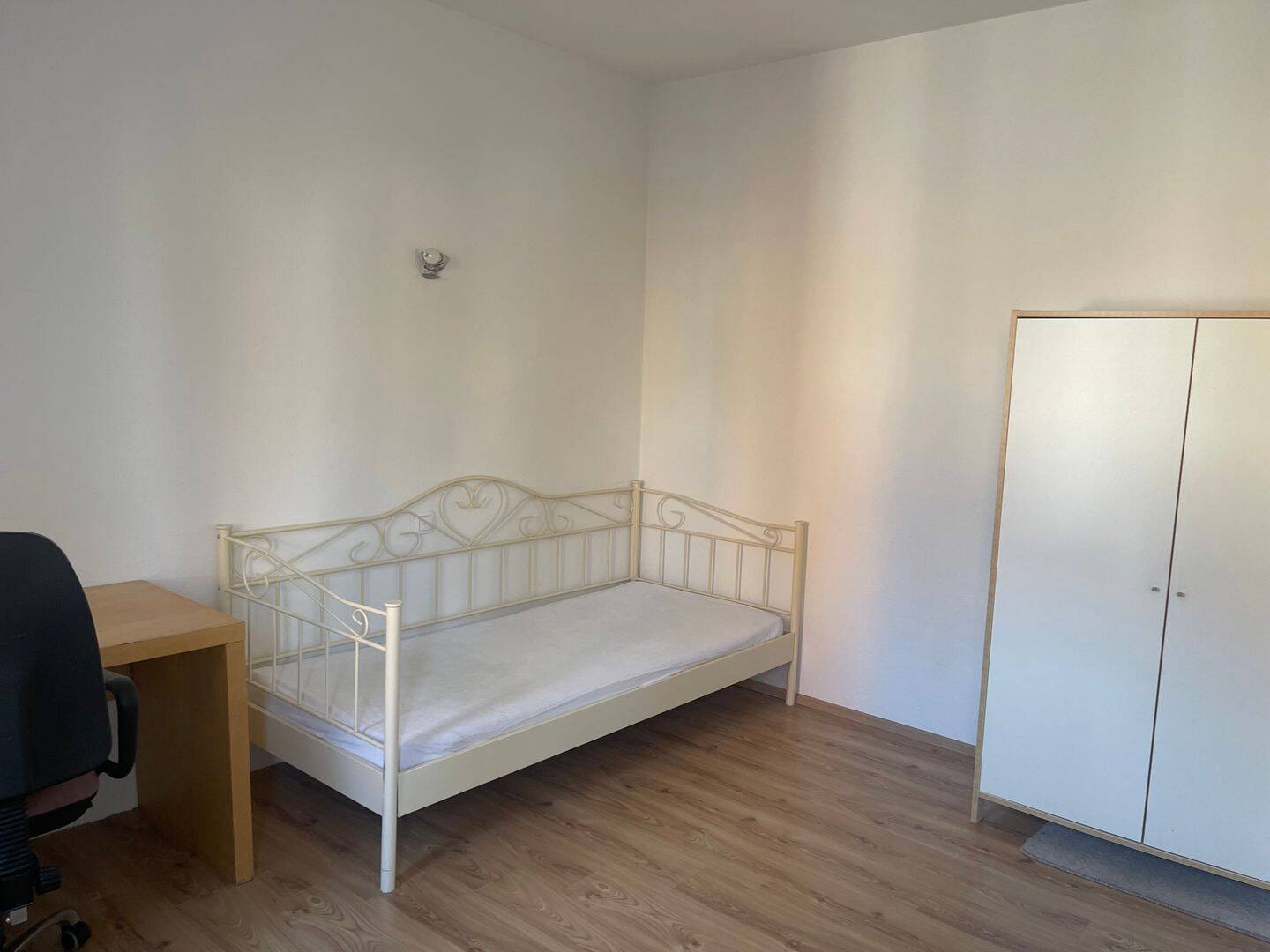 Sehr schönes  geräumiges WG-Zimmer in einer netten, ruhige WG, hochschulnahe