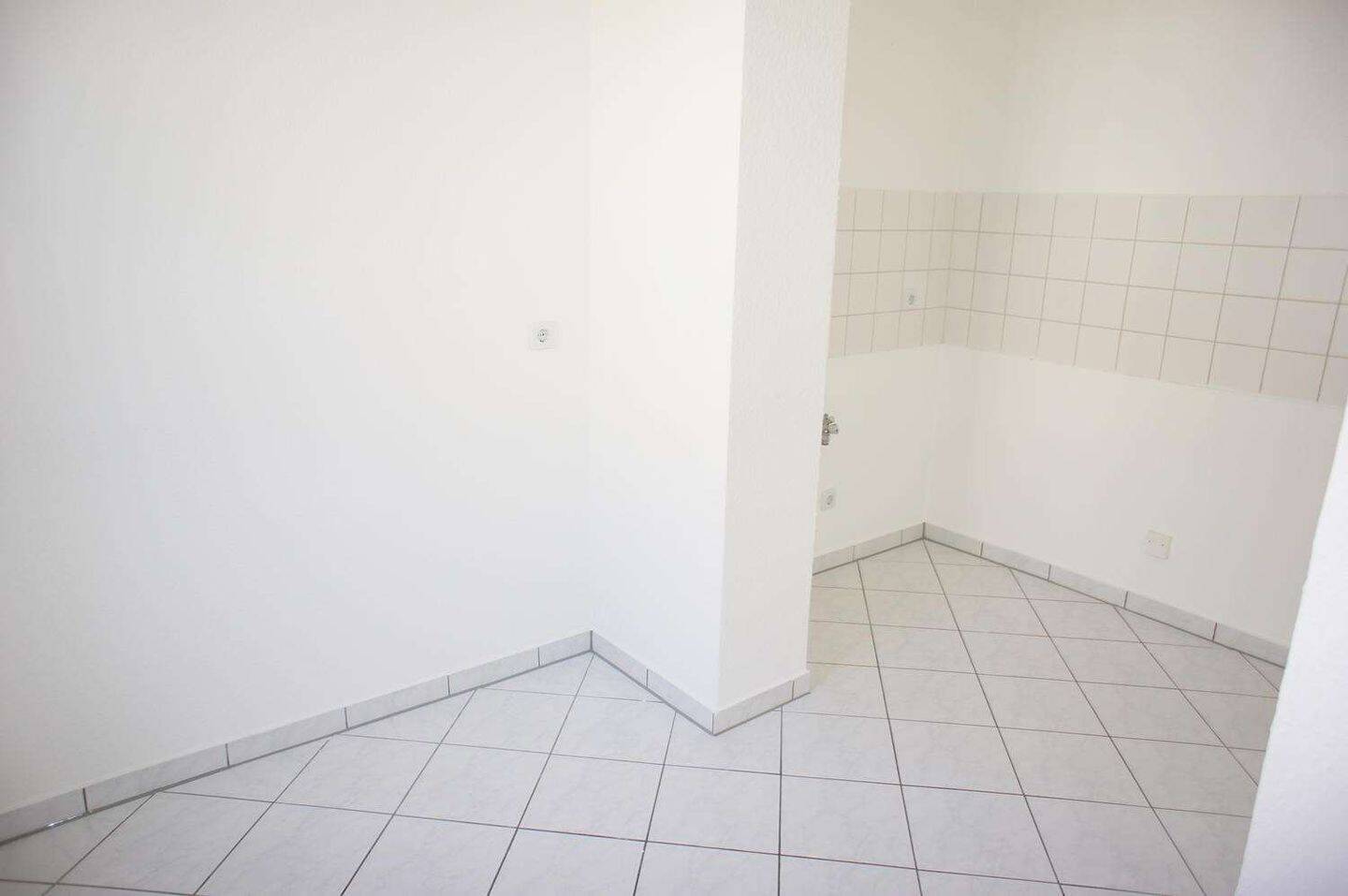 Frei ab 1.12.26 - Jetzt mit Laminat- Bad mit Wanne + Fenster !!! – Chemnitz – Vorschaubild 2
