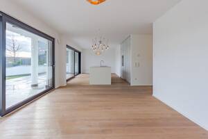Energieeffizienz A+: Moderne Wohnetage mit großem Garten