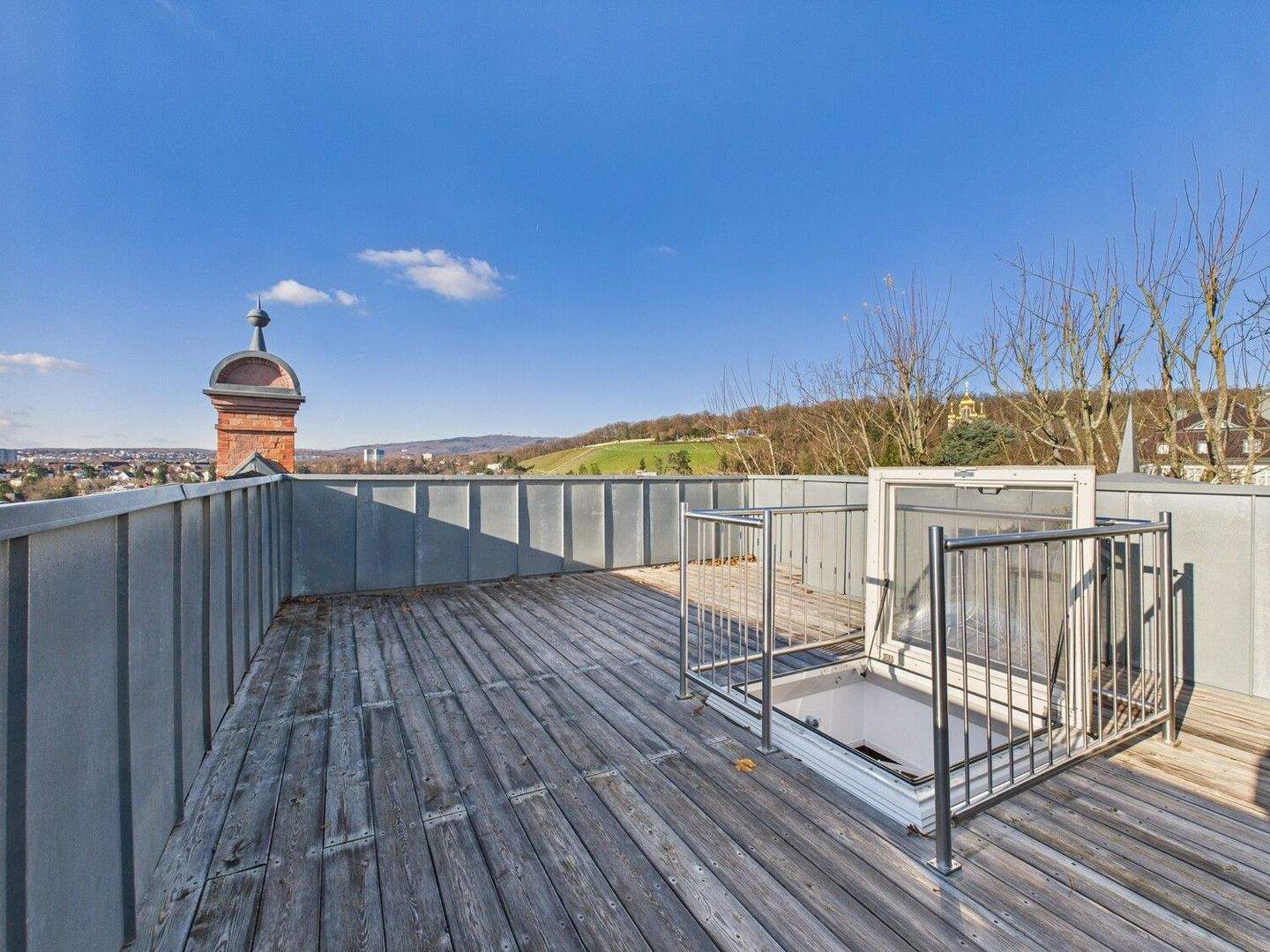 Ruhig gelegene 3,5-Zimmer-Dachgeschosswohnung mit grandioser Dachterrasse nahe dem Stadtwald – Wiesbaden – Bild 1 von 9