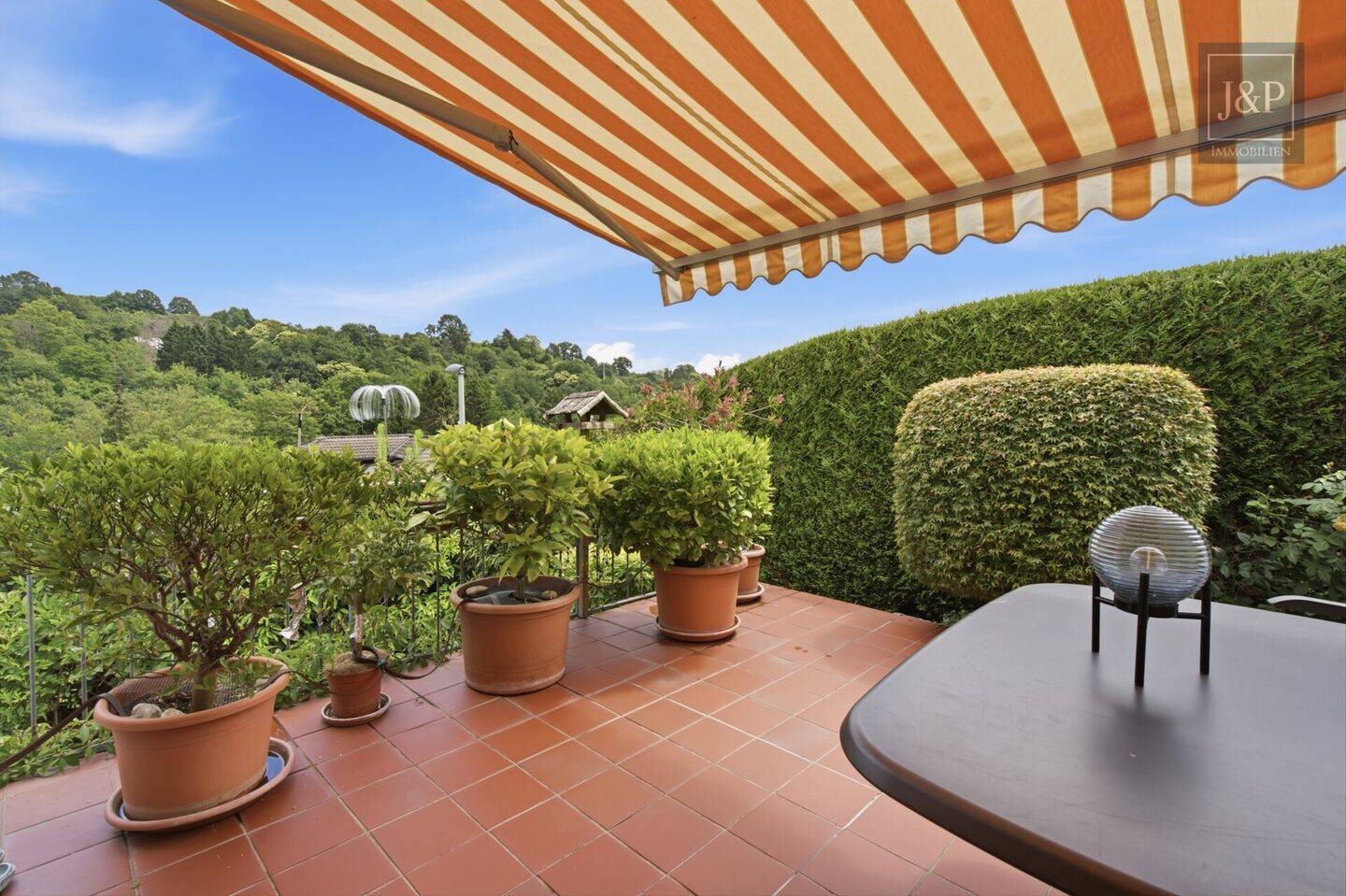 Modernes Familienzuhause im Bungalowstil mit Terrasse, Garten & 3 Garagen – Bad Soden – Vorschaubild 7