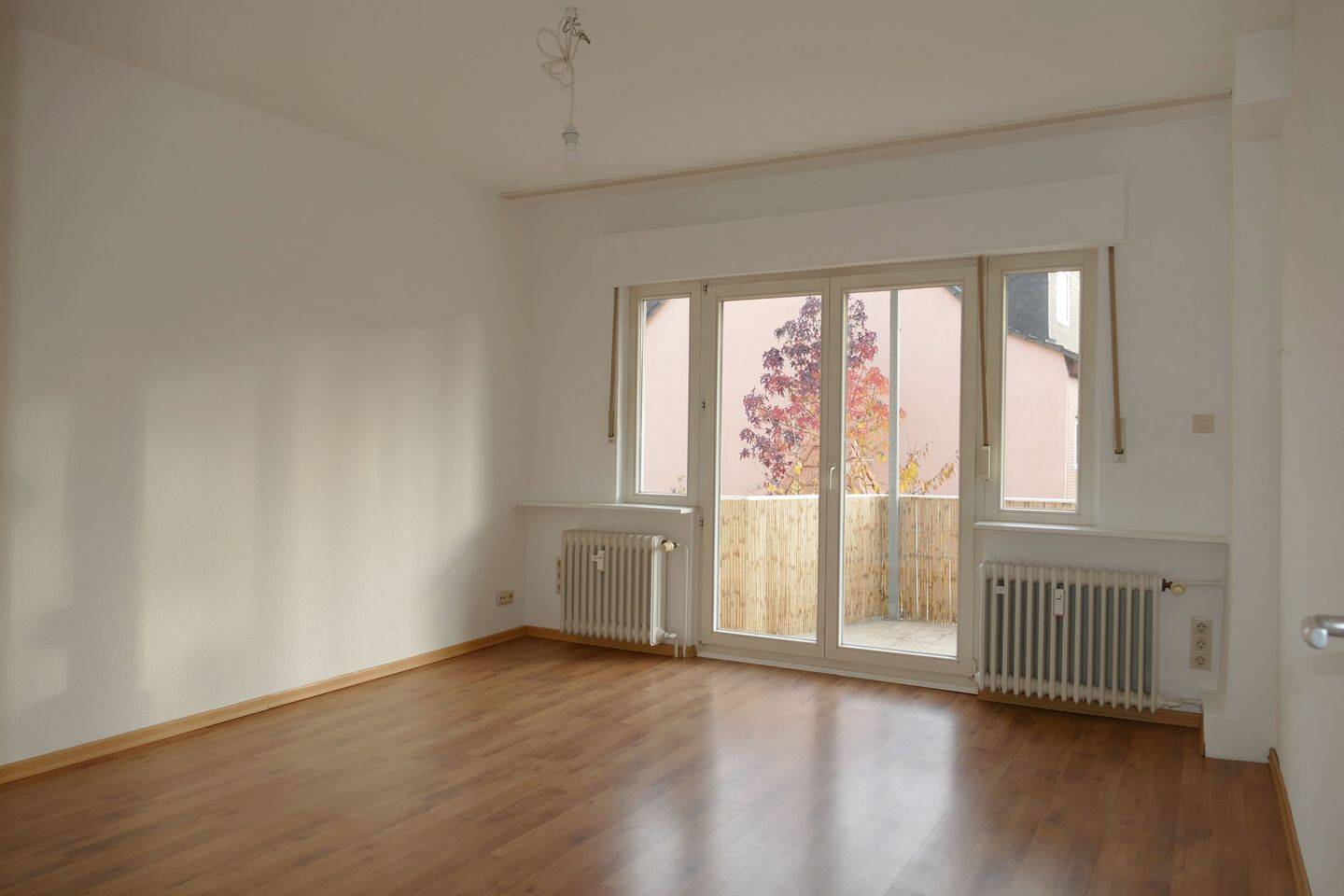 Köln-Nippes/Mauenheim, helle renovierte 2 Zimmer, Küche, Diele, Bad, großer Südbalkon