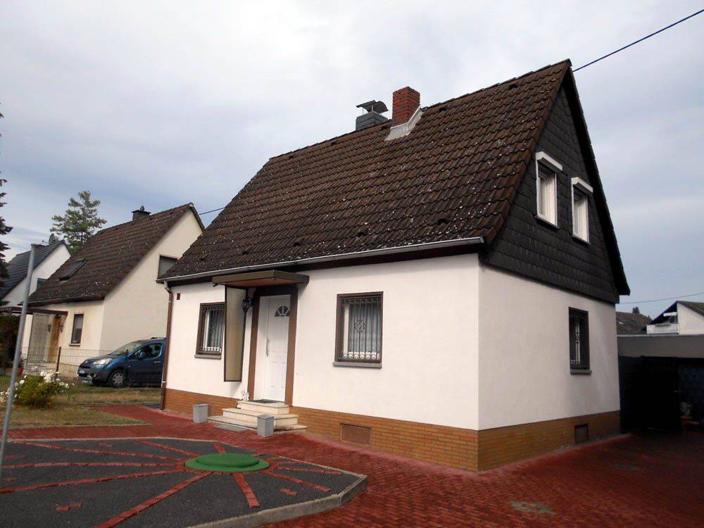 Schönes Einfamilienhaus mit Potenzial, großer Garten, Freisitz, Garage, Hof, Anbau möglich! – Frankfurt am Main – Bild 1 von 8