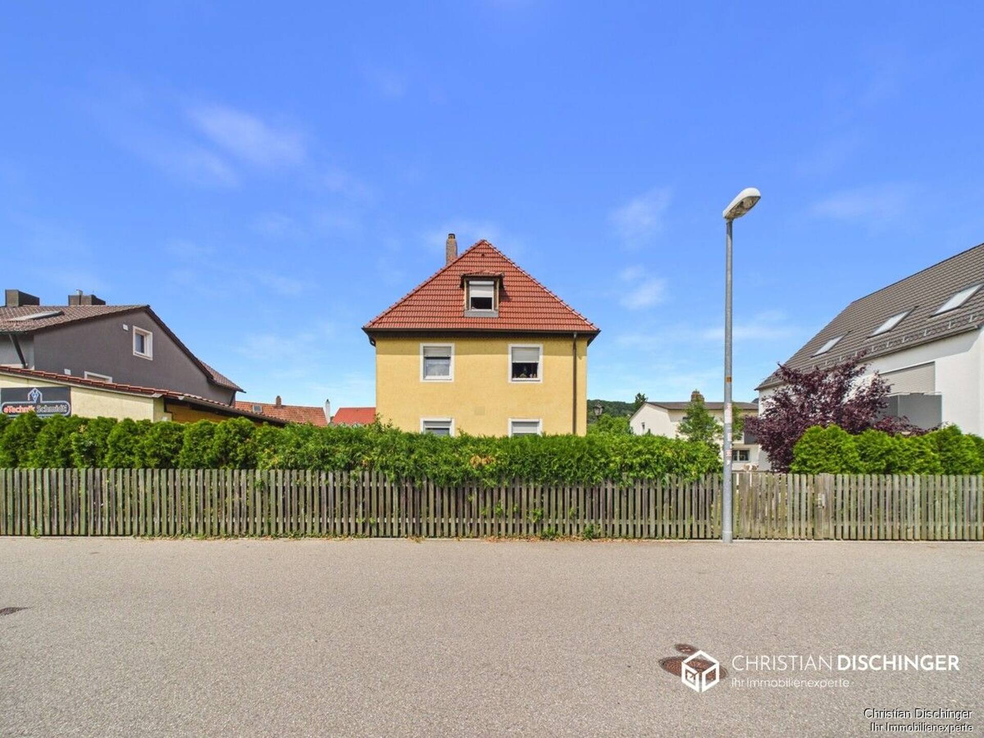 Mehrfamilienhaus in 93055 Regensburg / Schwabelweis mit 421 m² kaufen