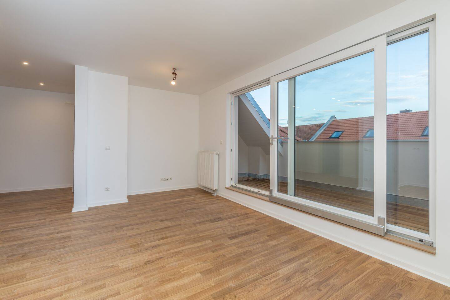 Wohnen über den Dächern - Stilvolle 2-Zimmer-Wohnung mit Loggia und Galerieebene – Leipzig – Vorschaubild 3