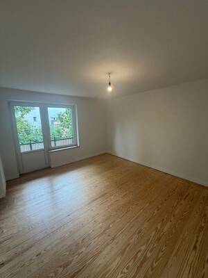 Wunderschöne sanierte 2 zimmer wohnung mit sehr goßem Balkon.