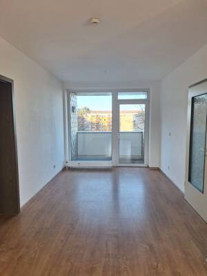 Helle 3-Zimmer-Wohnung mit zwei Balkonen und saniertem Badezimmer in Erlangen – 91056 Erlangen – Vorschaubild 2