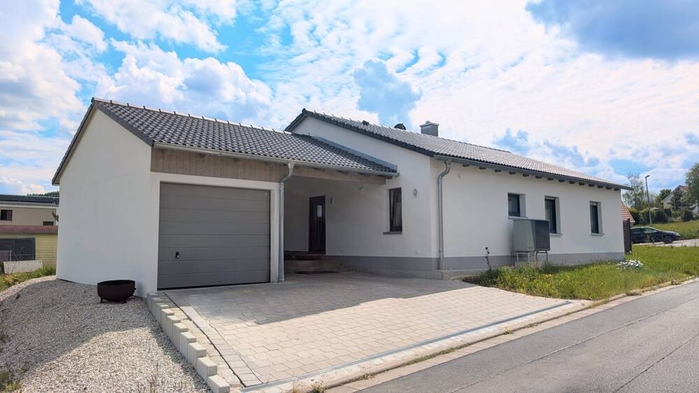 Neuwertiger Bungalow mit Garage, Carport und großzügigem Grundstück in Kirchahorn – Ahorntal – Vorschaubild 2
