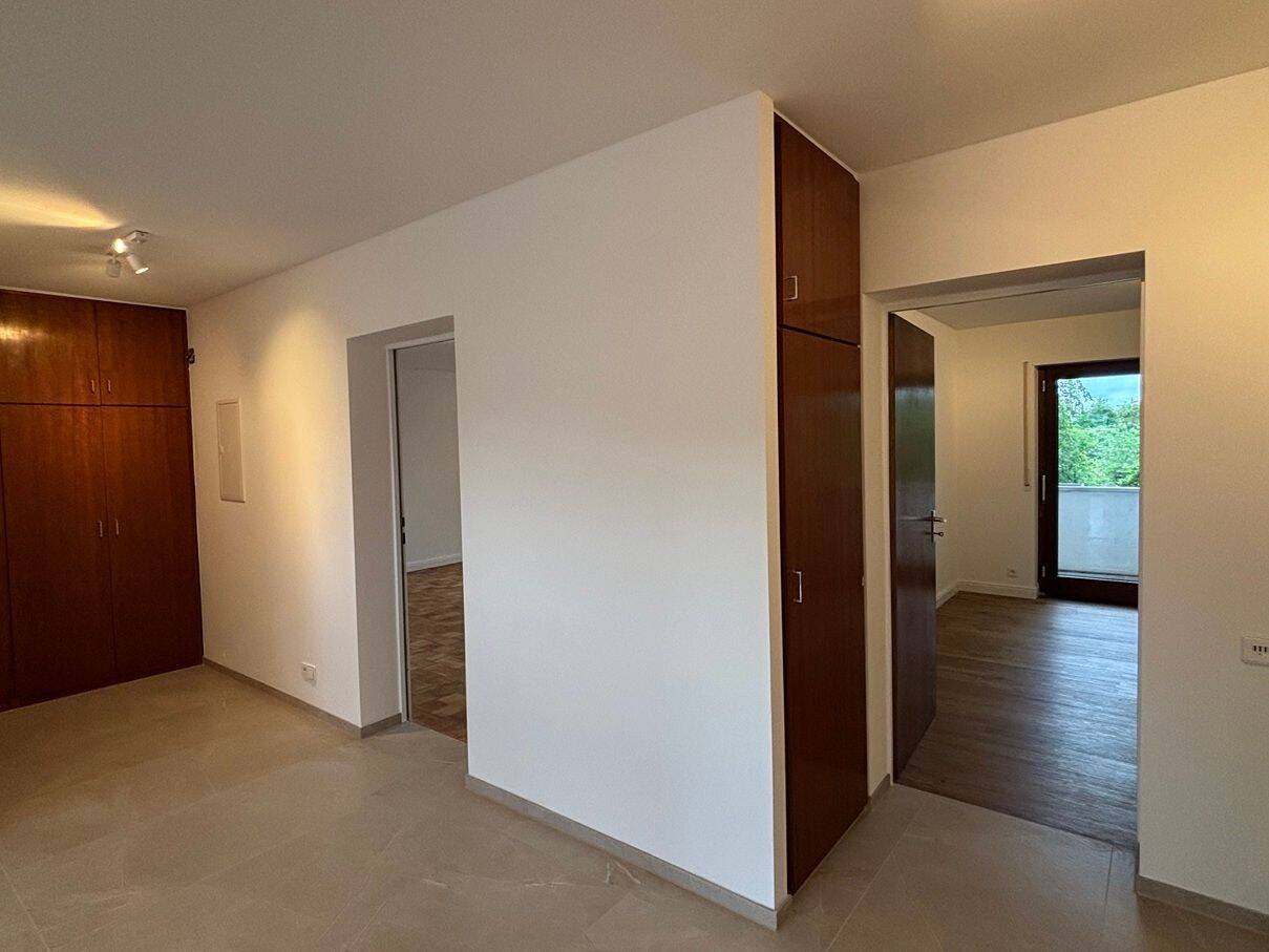 Kernsanierte 3-Zimmerwohnung mit großem Balkon, Blick ins Grüne und Stellplatz – Karlsruhe – Vorschaubild 6