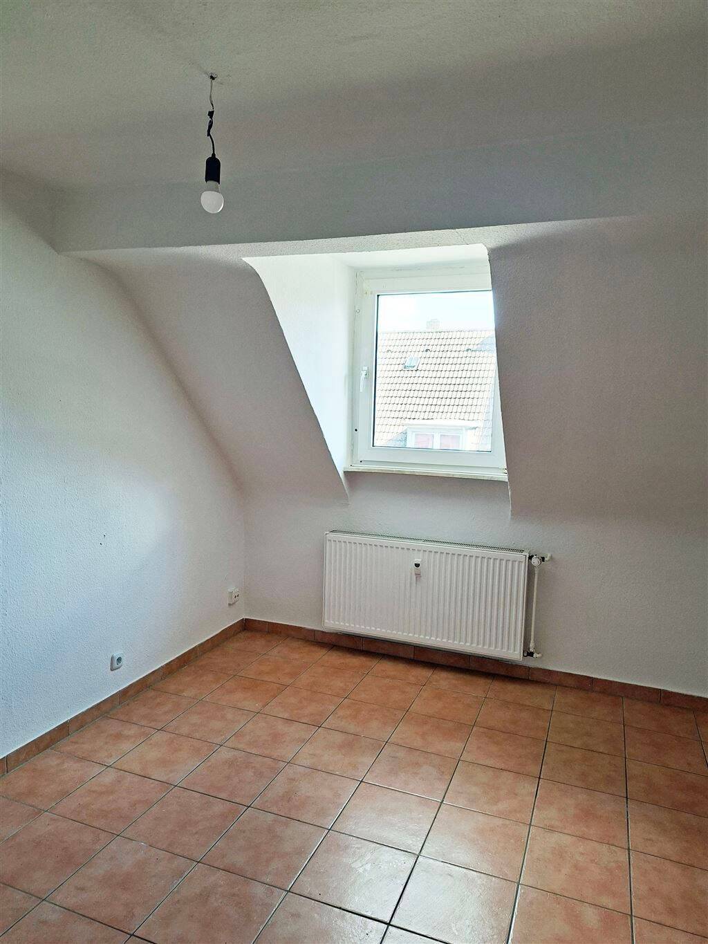***Gemütliche Dachgeschoss-Wohnung mit 1,5 Zimmern sucht nette Mieter*** – Essen – Vorschaubild 2