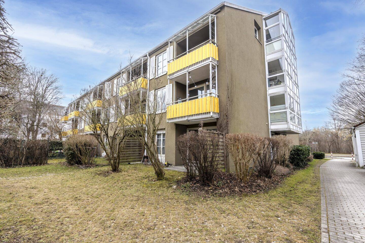 Dachgeschoss-Galeriewohnung mit Wohnküche und zwei Bädern – München – Vorschaubild 2