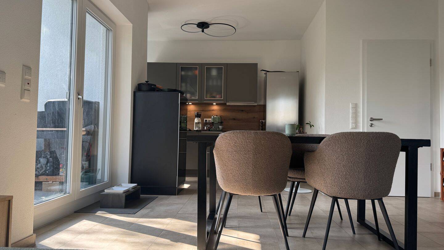 Lichtdurchflutete Dachgeschosswohnung mit sonniger Dachterrasse – München – Vorschaubild 2