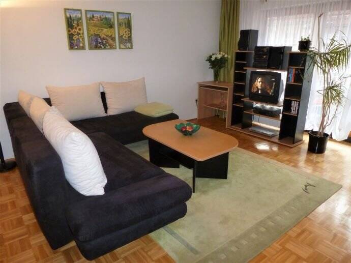 Schöne Wohnung an Grünanlage mit u.a. Balkon, Tiefgarage, Waschmaschine, TV – München – Vorschaubild 2