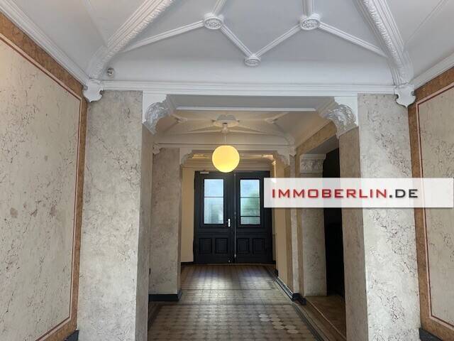 IMMOBERLIN.DE - Feine kernsanierte Stuck-Altbauwohnung mit Balkon & Lift nahe Savignyplatz – Berlin – Bild 1 von 9