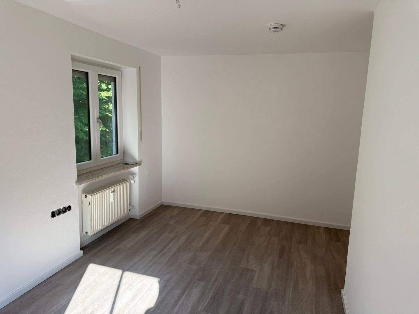 Frisch renovierte 2-Zimmer-Wohnung mit Balkon // Hochwertige neue Einbauküche inkl. Geräten // Modernisierte Böden // München-Kirchtrudering – München – Vorschaubild 4