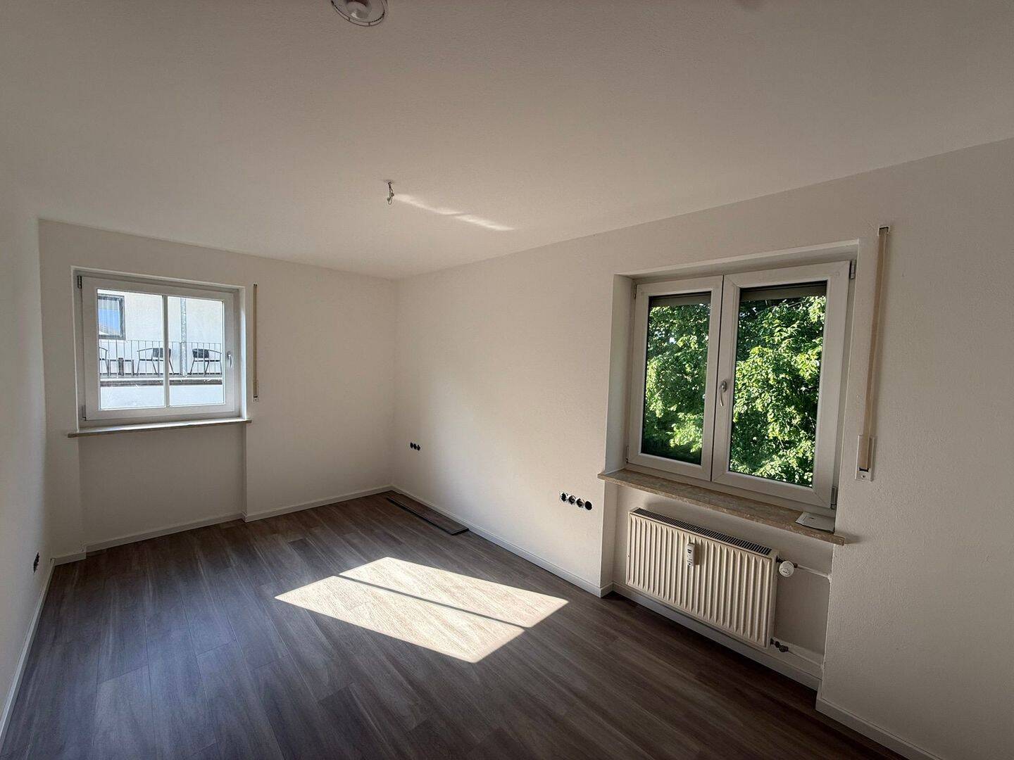 Frisch renovierte 2-Zimmer-Wohnung mit Balkon // Hochwertige neue Einbauküche inkl. Geräten // Modernisierte Böden // München-Kirchtrudering – München – Vorschaubild 4