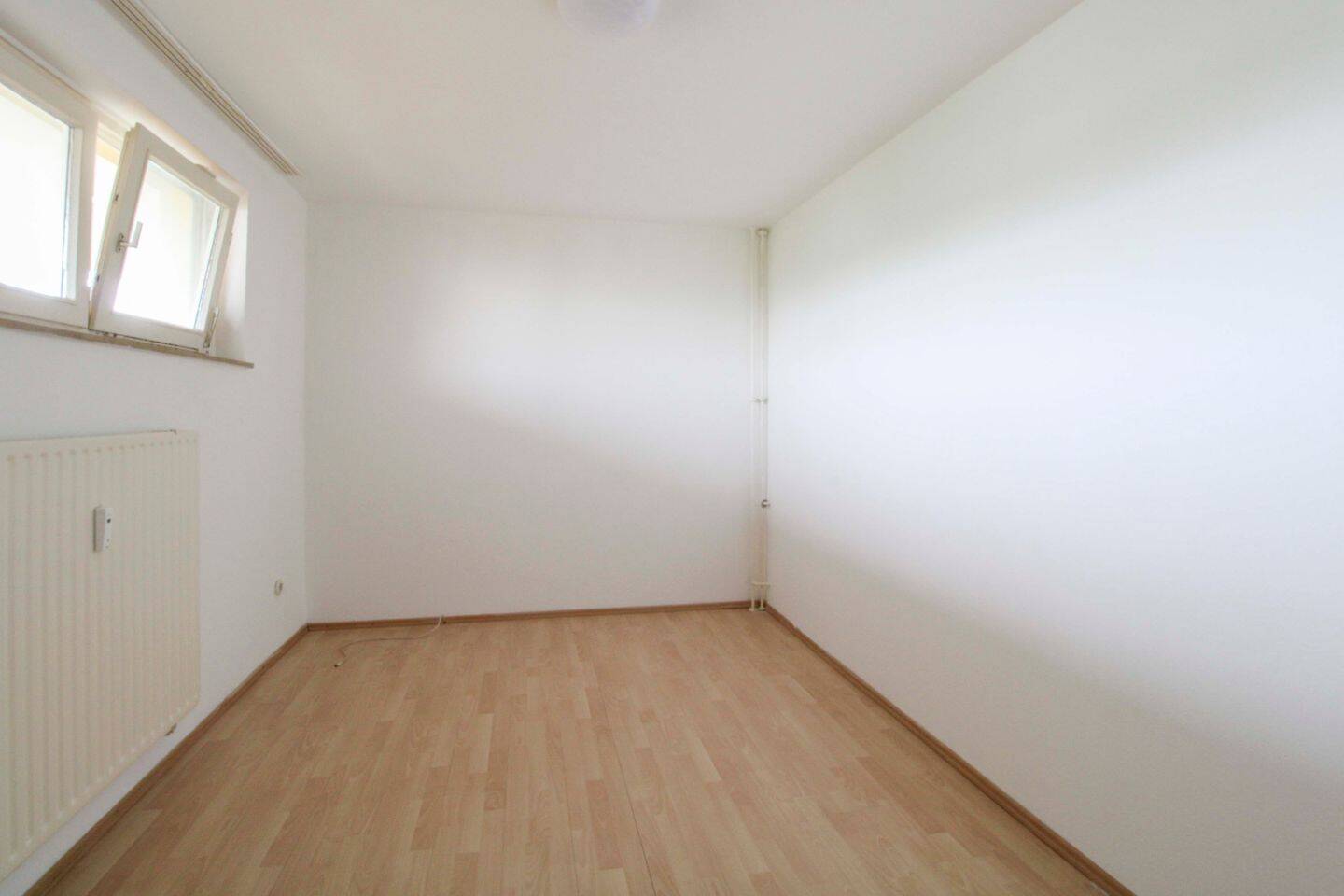 vernachlässigte Wohnung sucht neuen Besitzer und belohnt mit viel Platz – Hannover – Vorschaubild 5