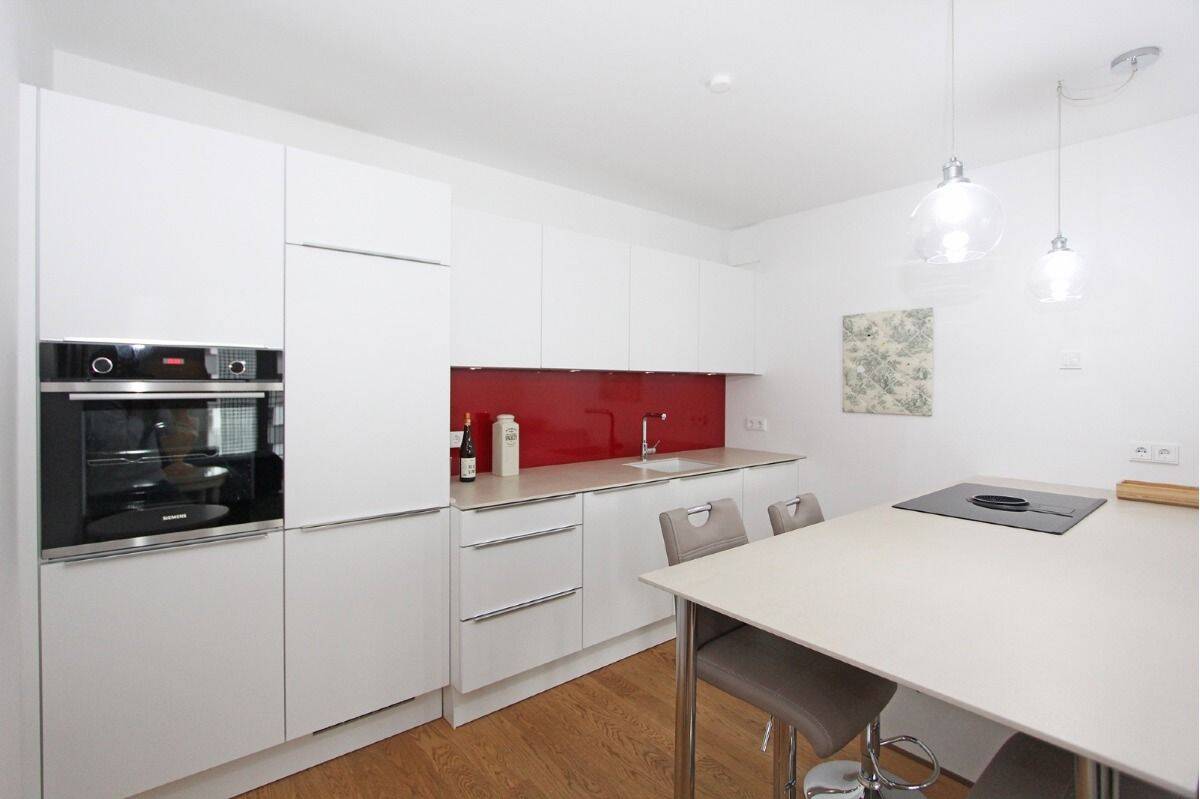 Möblierte 3-Zi-Whg mit großem, sonnigem Balkon und Tiefgarage in München-Bogenhausen