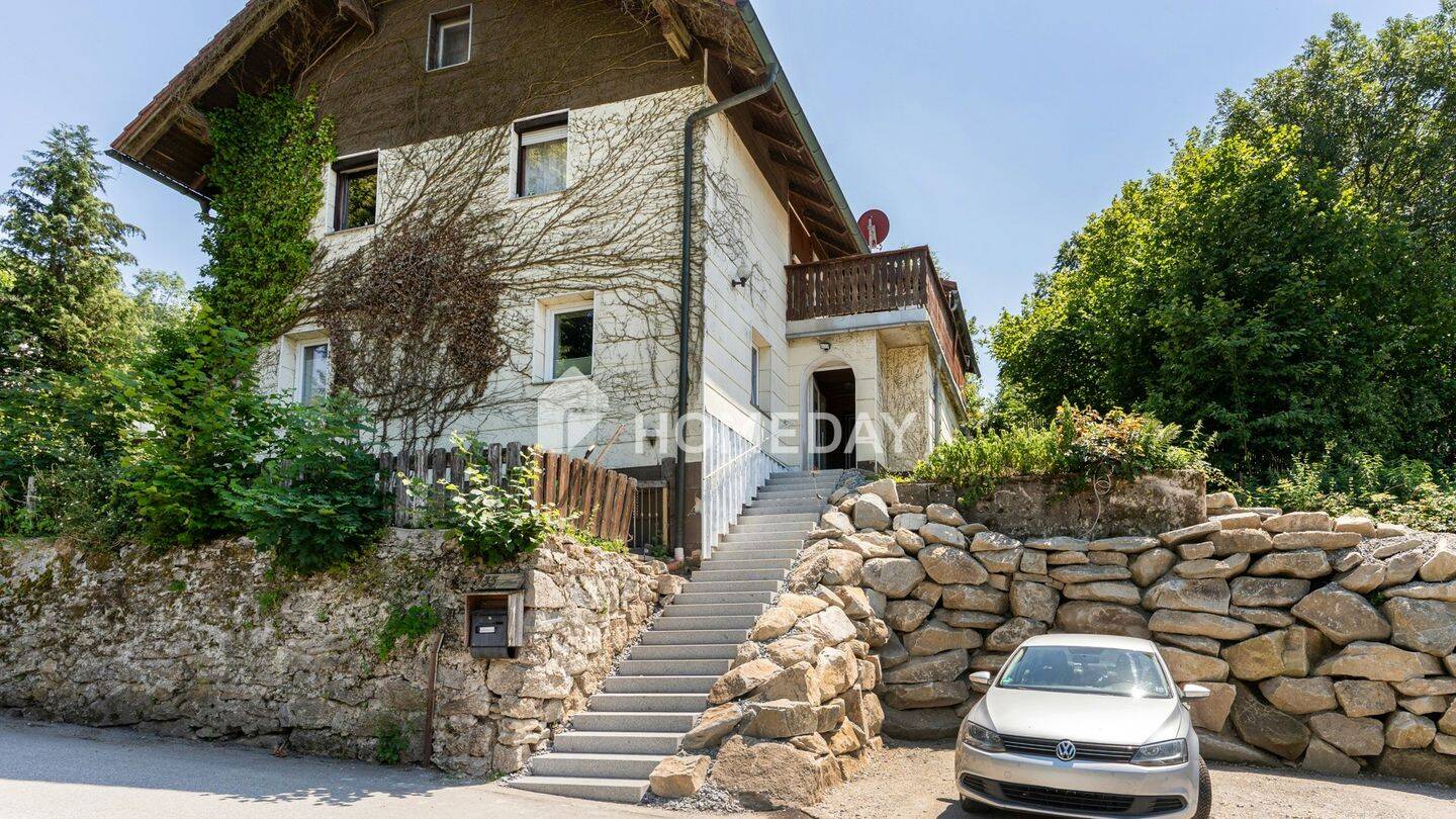 Familienhaus mit 210 m² Wohnfläche und acht Zimmern in naturnaher Lage
