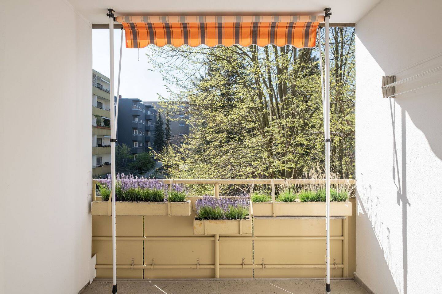 Frisch saniertes 1-Zimmer-Apartment mit großer Süd-Loggia und Tiefgarage – Berlin – Vorschaubild 2