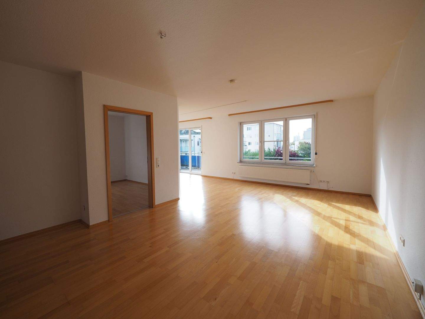 +WILEY+ Schicke Etagenwohnung mit 40 m² Wohnzimmer in ruhiger Wohnlage – Neu-Ulm – Vorschaubild 3
