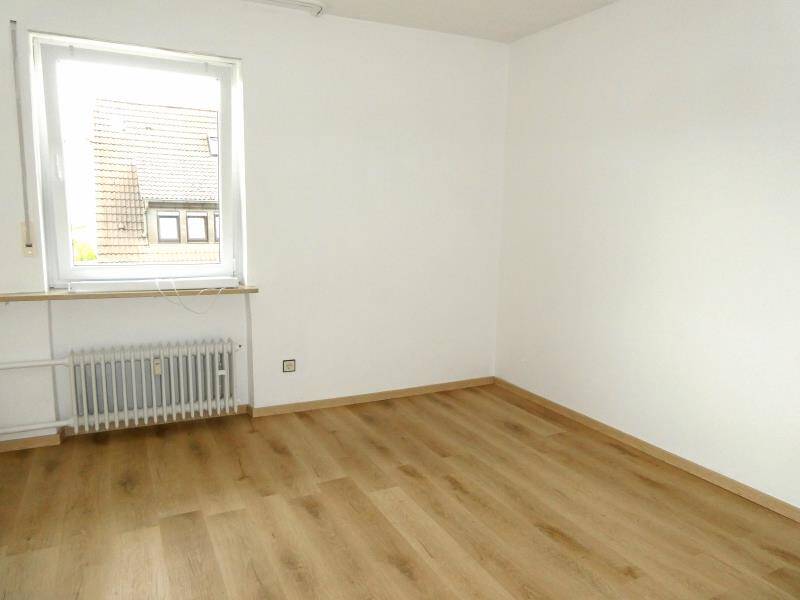 N-Werderau: Schöne 3-Zi-Whg. im 1.OG eines 3-FH, großer Balkon, Blick ins Grüne, Garage, 2 Keller – Nürnberg – Vorschaubild 5