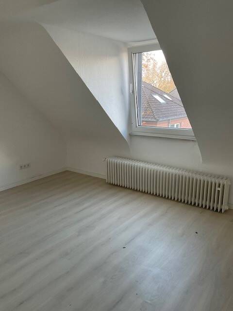 3 NKM frei bei Anmietung ! Schöne renovierte 3 Zimmer Dachgeschoss Wohnung in Duisburg zu vermieten
