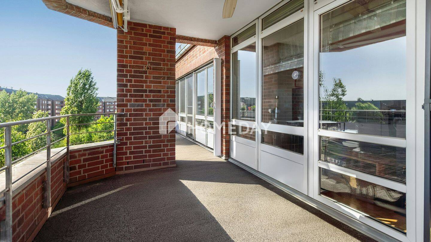 Exklusive 3-Zimmer-Wohnung mit großzügiger Loggia, gehobener Ausstattung und zwei Einzelgaragen – Berlin – Vorschaubild 2