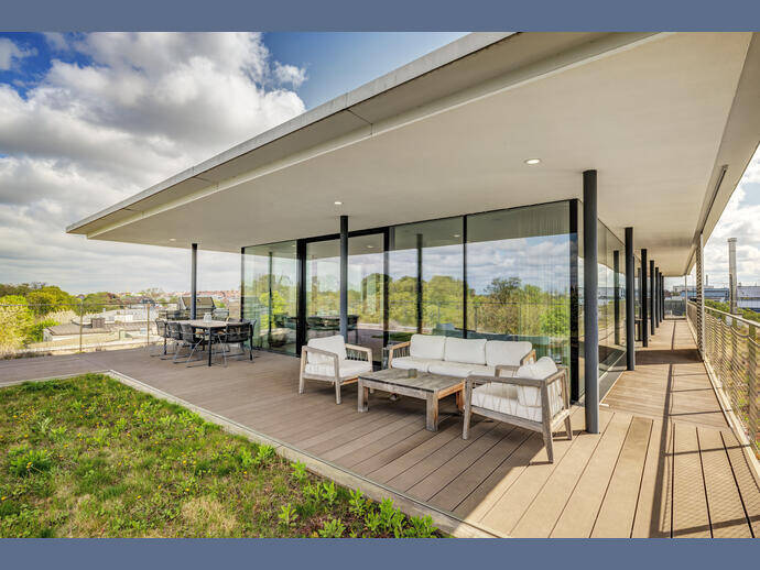 Möbliert: Architektonisches Penthouse mit Panoramablick über München