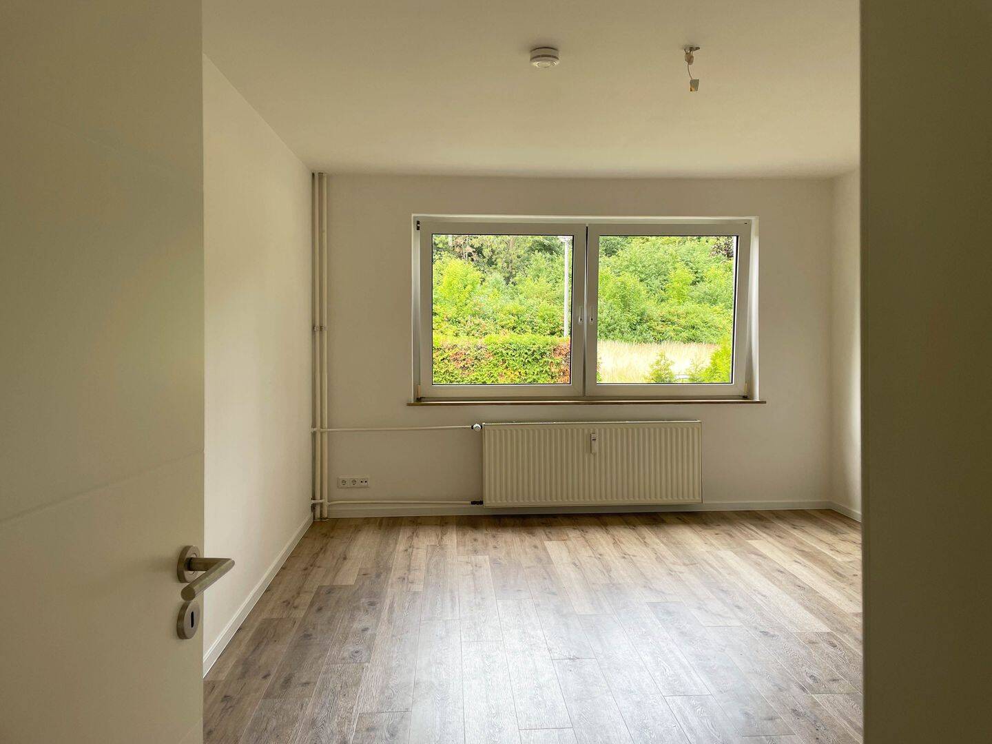 Kernsanierte 4,5-Zimmer-Wohnung mit zwei Bädern, zwei Sonnenbalkonen und großem Keller – bezugsfrei – provisionsfrei – Köln – Vorschaubild 9