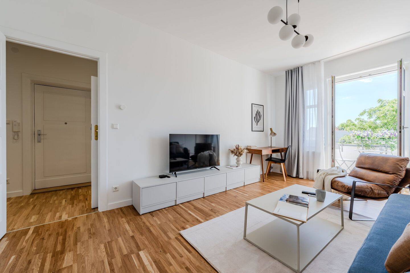 Gepflegte, möblierte 2-Zimmer-Wohnung mit Balkon – Berlin – Vorschaubild 2
