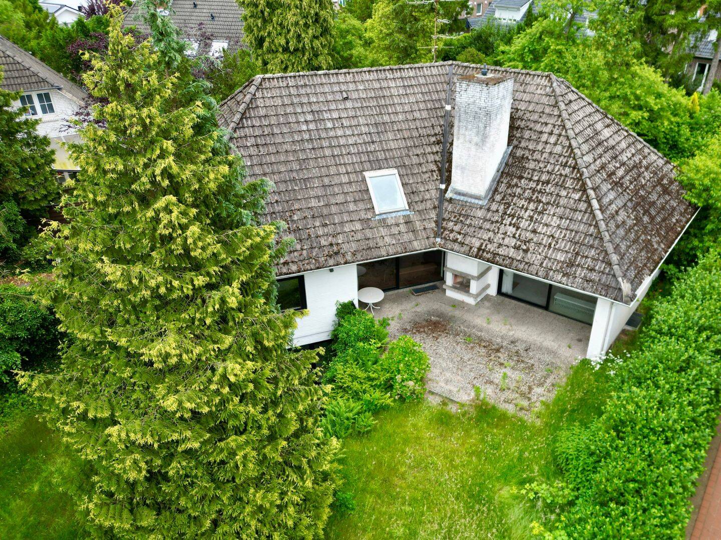 Repräsentatives Haus zum Verwirklichen auf großem eingewachsenen Grundstück – Quickborn – Vorschaubild 2