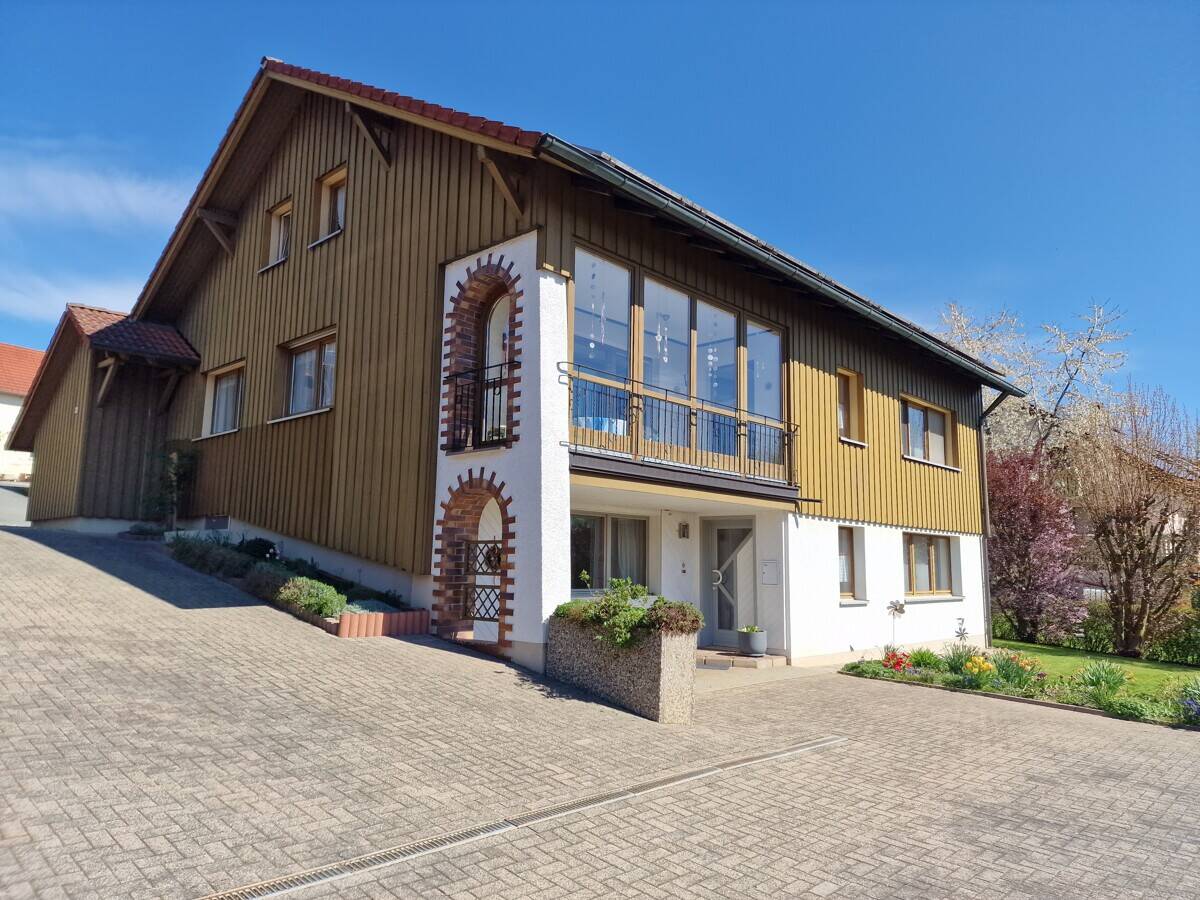 Wohnen wie im Park! Tolles Landhaus + 4 Nebengebäude + PV-Anlage u. Fernwärme + Bezugsfrei in Kürze! – Creußen – Bild 1 von 9