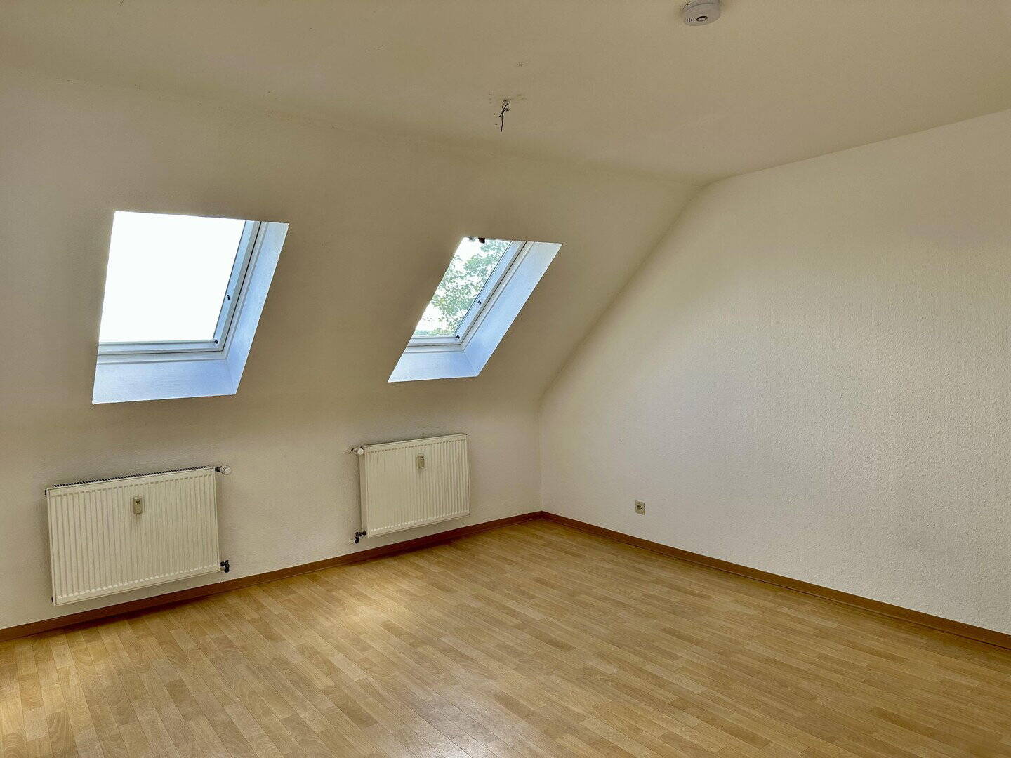 Gedämmte, helle Dachgeschosswohnung, 3 Zimmer + Arbeitszimmer mit Panoramablick auf der Bellevue – Saarbrücken – Vorschaubild 5