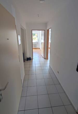 Frisch renovierte, bezugsfreie 3,5-Zimmer-Wohnung mit Balkon und Stellplatz – 91056 Erlangen – Vorschaubild 3