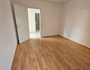 DARMSTADT, schöne, helle 2-Zimmer-Wohnung mit gr. Dachterrasse, Laminatboden, ab 1. September frei! – 64287 Darmstadt – Vorschaubild 2