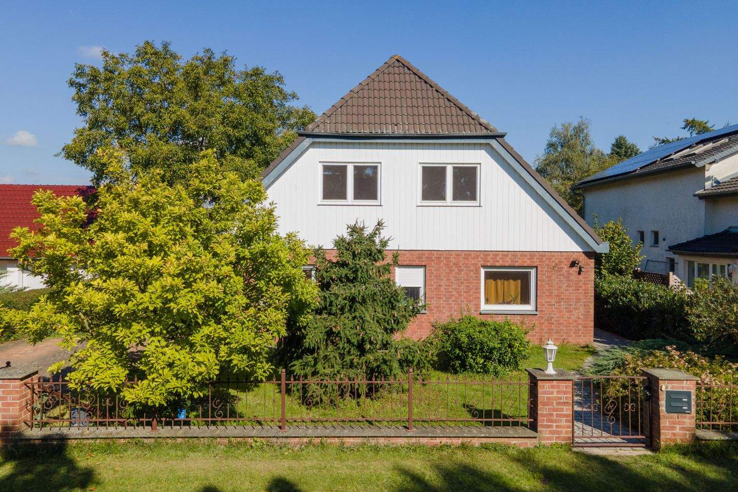 Einliegerwohnung, moderne Einbauküche & Bäder, Balkon, großer Garten: Einfamilienhaus Garzau-Garzin – Garzau-Garzin – Bild 1 von 9