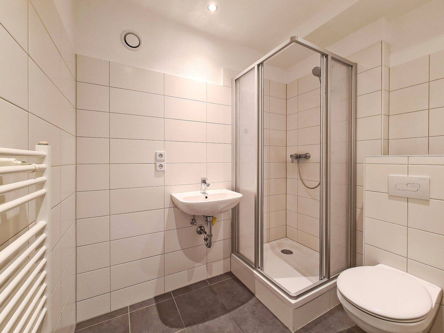 Komfortabel wohnen: Modernes Duschbad, Balkon und Stellplatz - sofort verfügbar!! – Freiberg – Vorschaubild 4