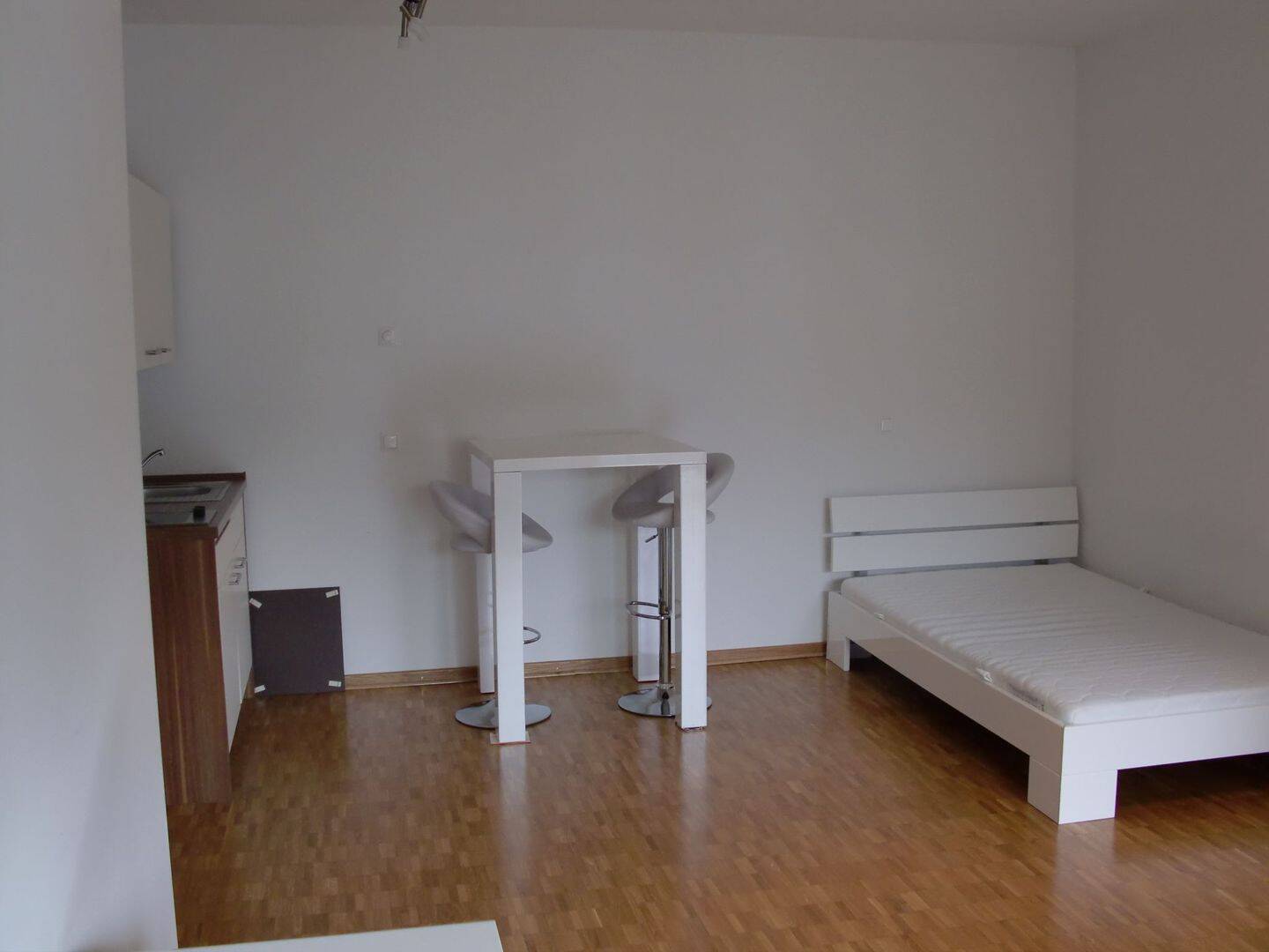 Modern möbliertes 1-Zimmer Studentenapartment im Zollhausviertel – Erlangen – Vorschaubild 4
