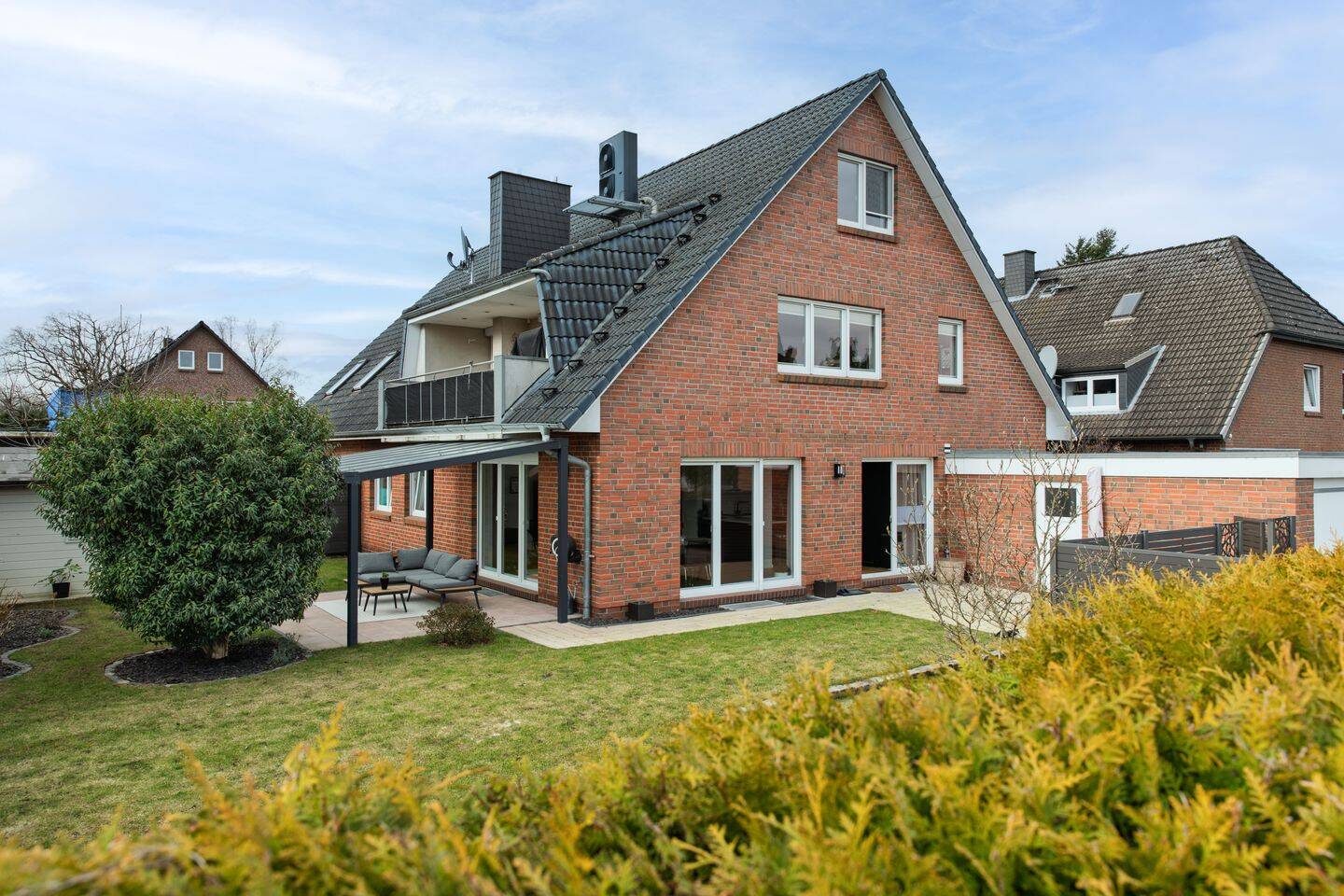 Familientraum! Wohnung mit Haus Charakter großem Garten und vielen Extras