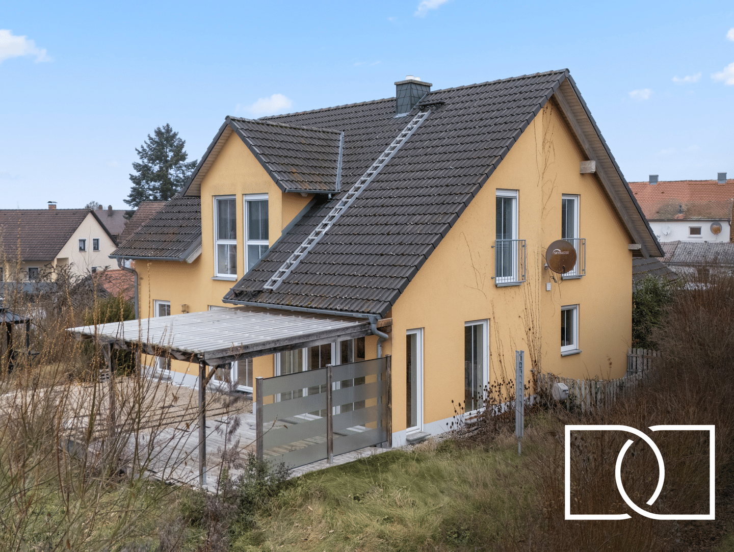 Einzigartiges Grundstück! Energieeffizientes Einfamilienhaus mit traumhaftem Blick ins Tal – Creußen – Bild 1 von 9