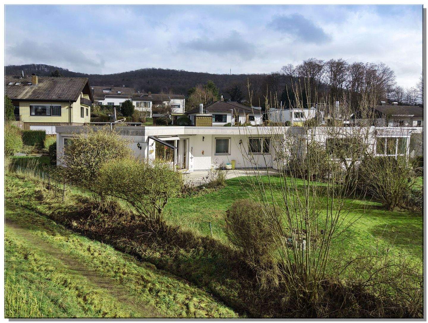 Reihenendhaus in bezaubernder Feldrandlage von Altenritte – Baunatal – Bild 1 von 9