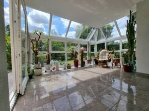Modernisierte Doppelhaushälfte mit Wintergarten und Galerie sowie 2 Garagen