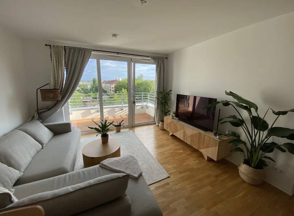 Traumhafte moderne helle 2-Zimmer-Wohnung mit Südbalkon und freiem Blick – 1309 Dresden – Bild 1 von 8