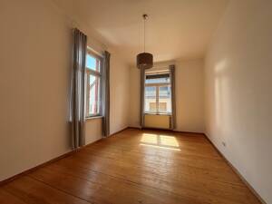 Altbaucharme trifft Wohnkomfort - Stilvolle 4-Zimmer-Wohnung mit Balkon, Einbauküche und Stellplatz – 60435 Frankfurt am Main – Vorschaubild 2