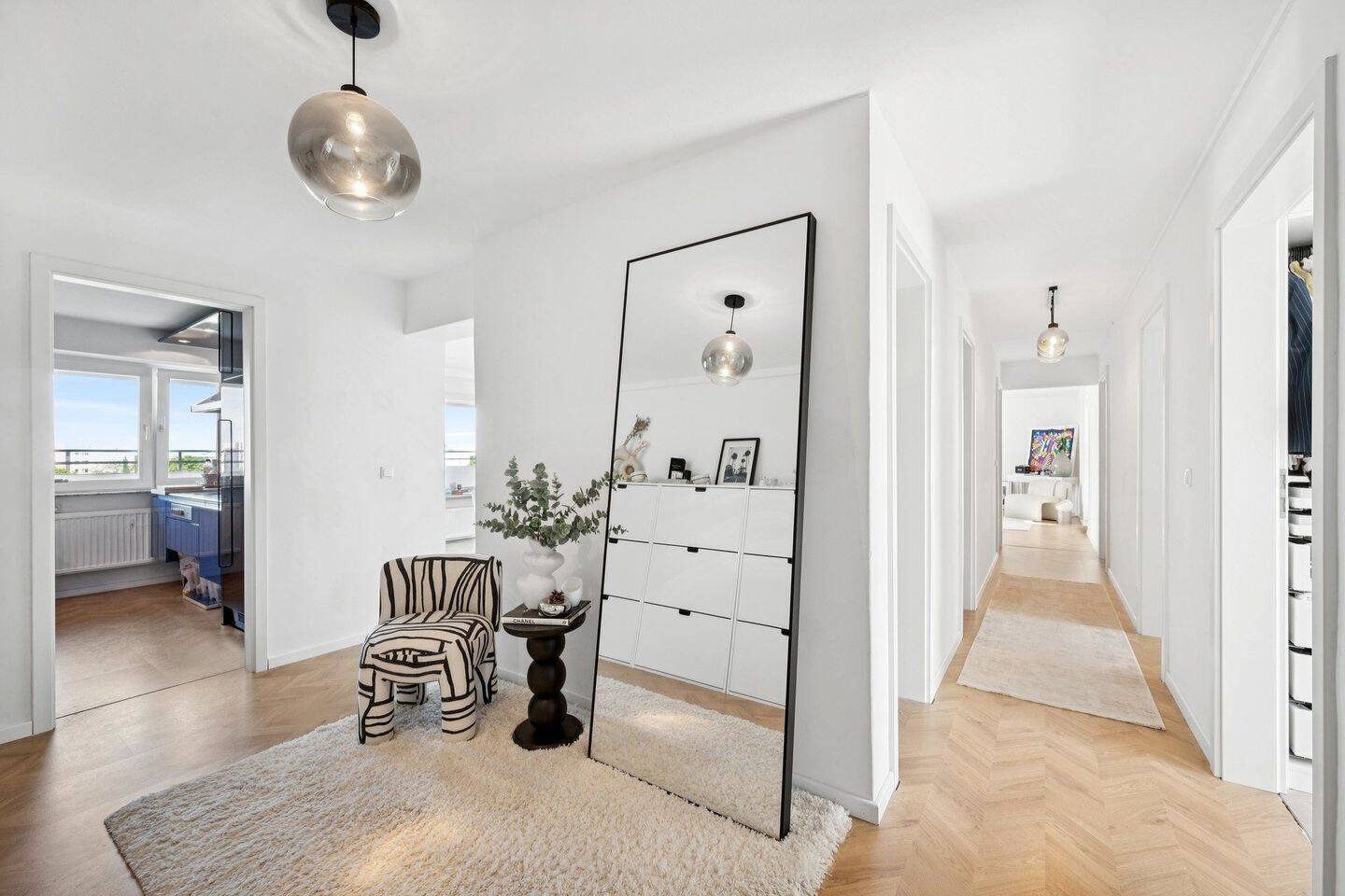 Moderne 4,5-Zimmer-Wohnung mit Blick über die Dächer Münchens – München – Vorschaubild 4