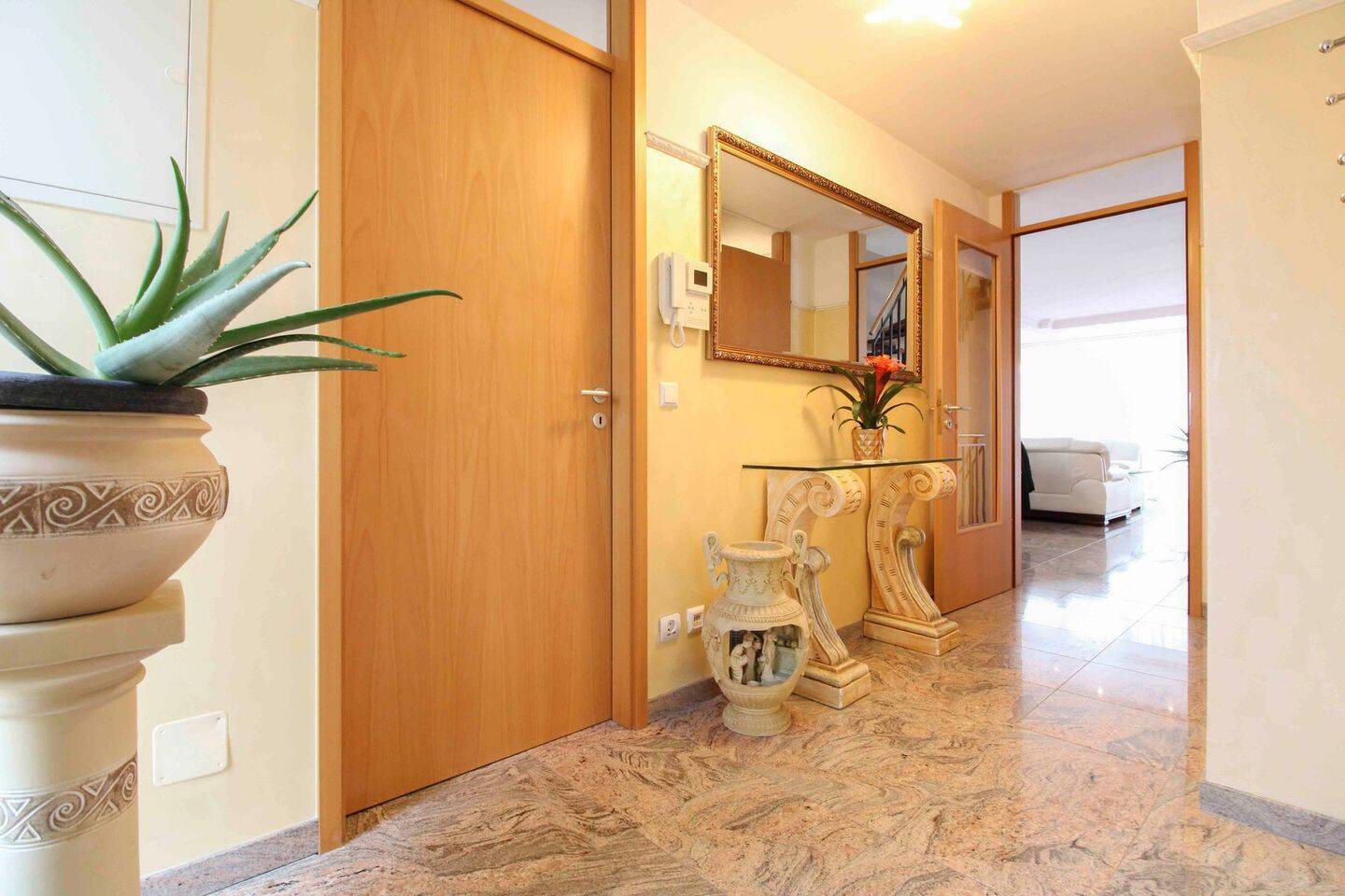 Maisonette im Haus-im-Haus-Stil: Großzügige 4,5-Zimmer mit eigenem Eingang in Stuttgart-Hausen – Stuttgart – Vorschaubild 2